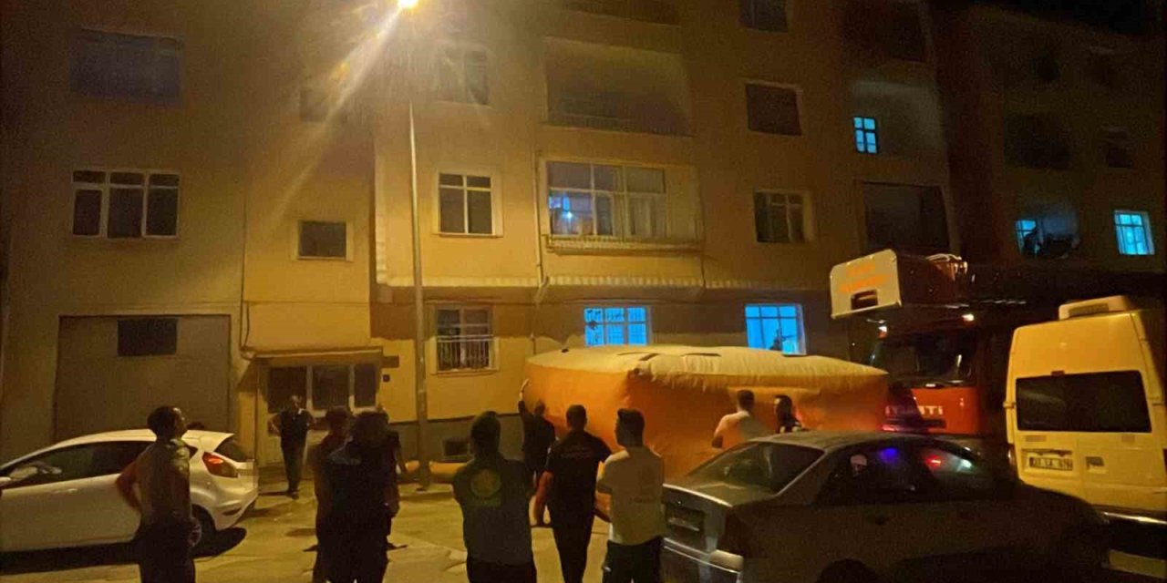 Evinin balkonundan atlamak isteyen şahsı, polisler ikna etti