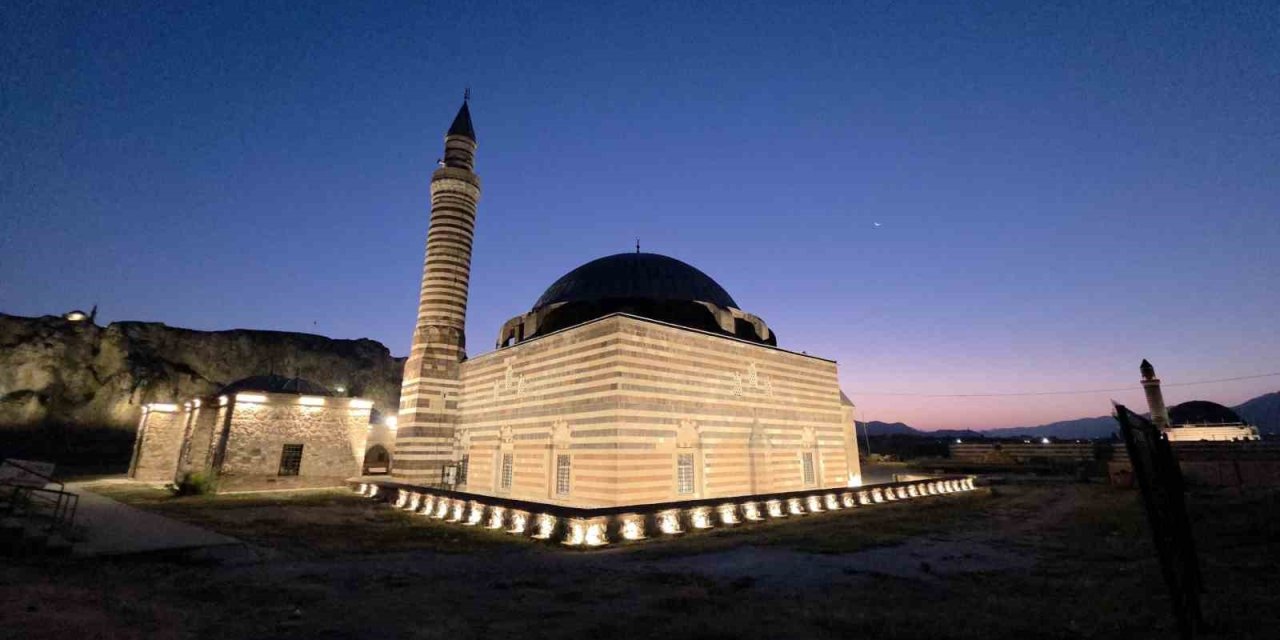 Van semalarında hilal Ay ve Mars, tarihi camilerle aynı karede