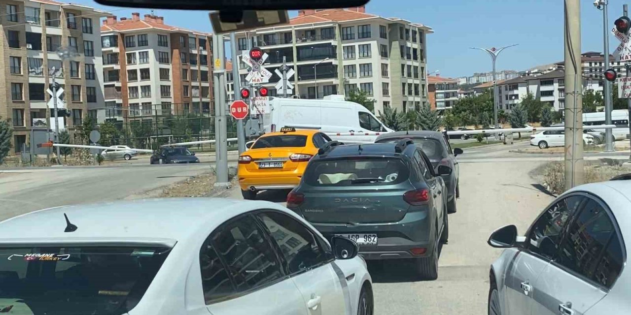 Hemzemin geçitte araçların tehlikeli geçişleri kameraya yansıdı