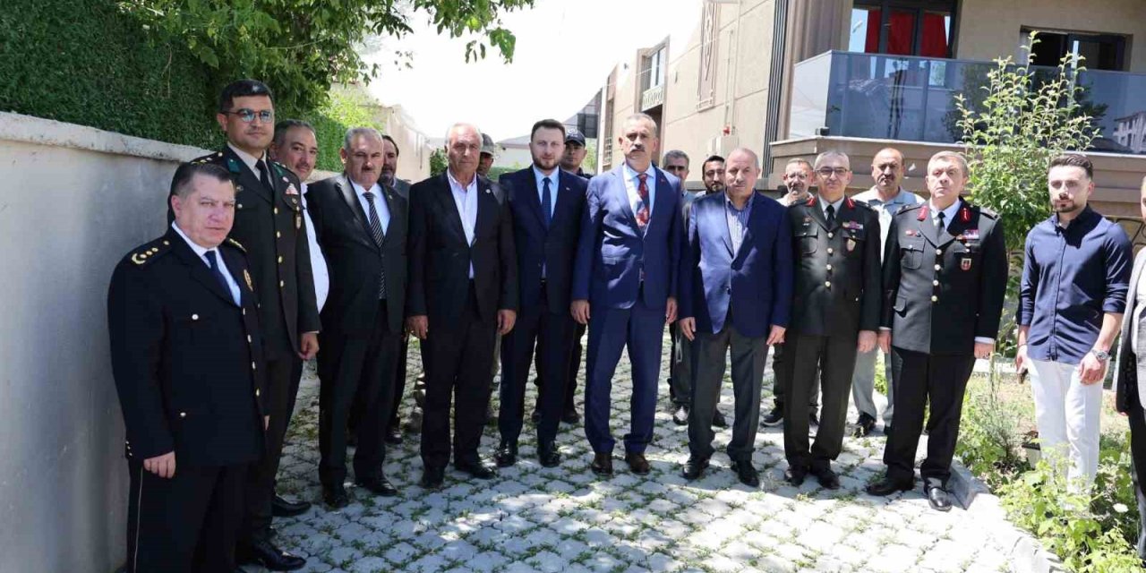 Ağrı Valisi Bozkurt’tan 15 Temmuz gazisi Yusuf Balıkçı’ya evinde ziyaret