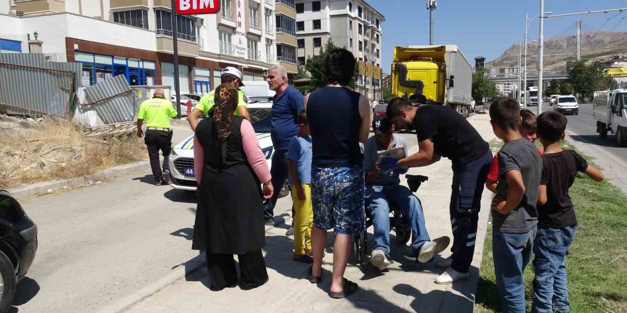 Akülü sandalyesiyle ters yöne giren engelli vatandaşa otomobil çarptı