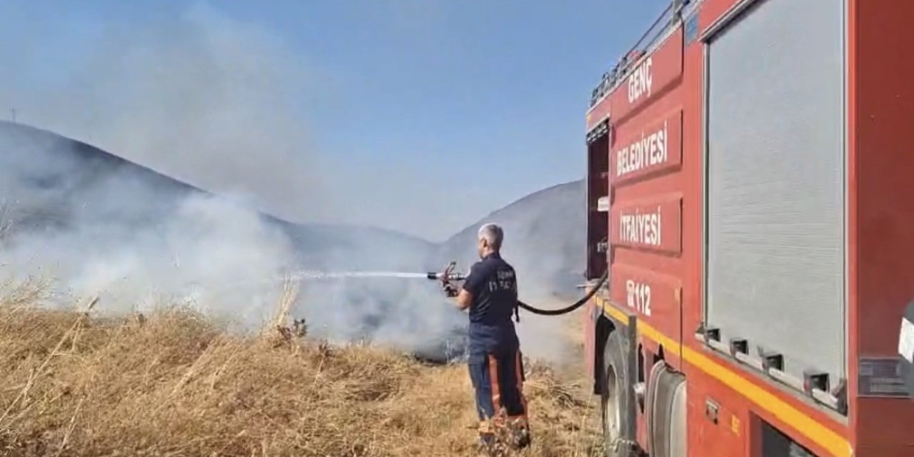 Anız yangınına ekiplerin müdahalesi sürüyor