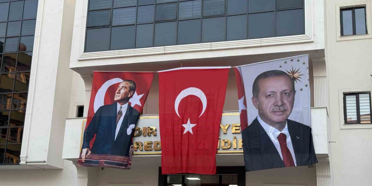 DEM Partili Iğdır Belediyesi binasına Cumhurbaşkanı Erdoğan’ın posteri asıldı