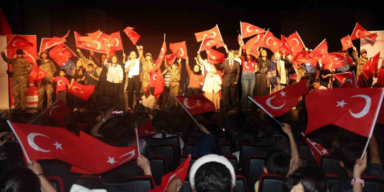 Erzurum’da çocuklar "15 Temmuz Destanı"nı sahneye taşıdı