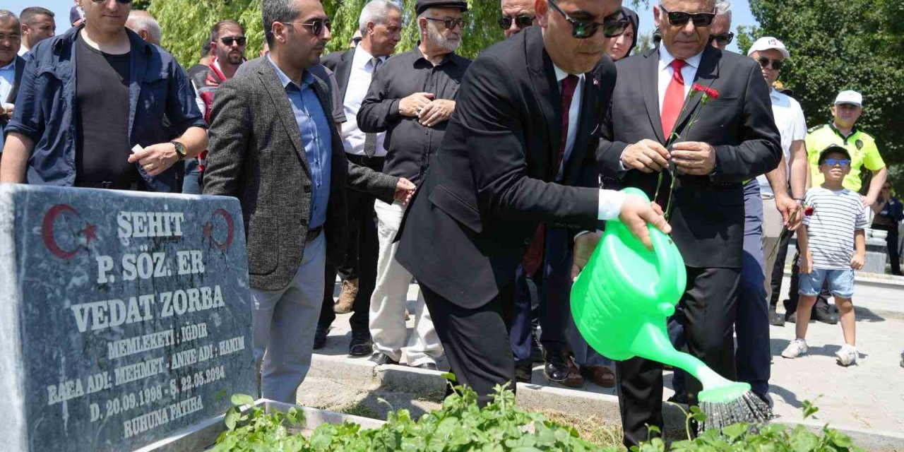 Iğdır’da şehitler kabirleri başında anıldı