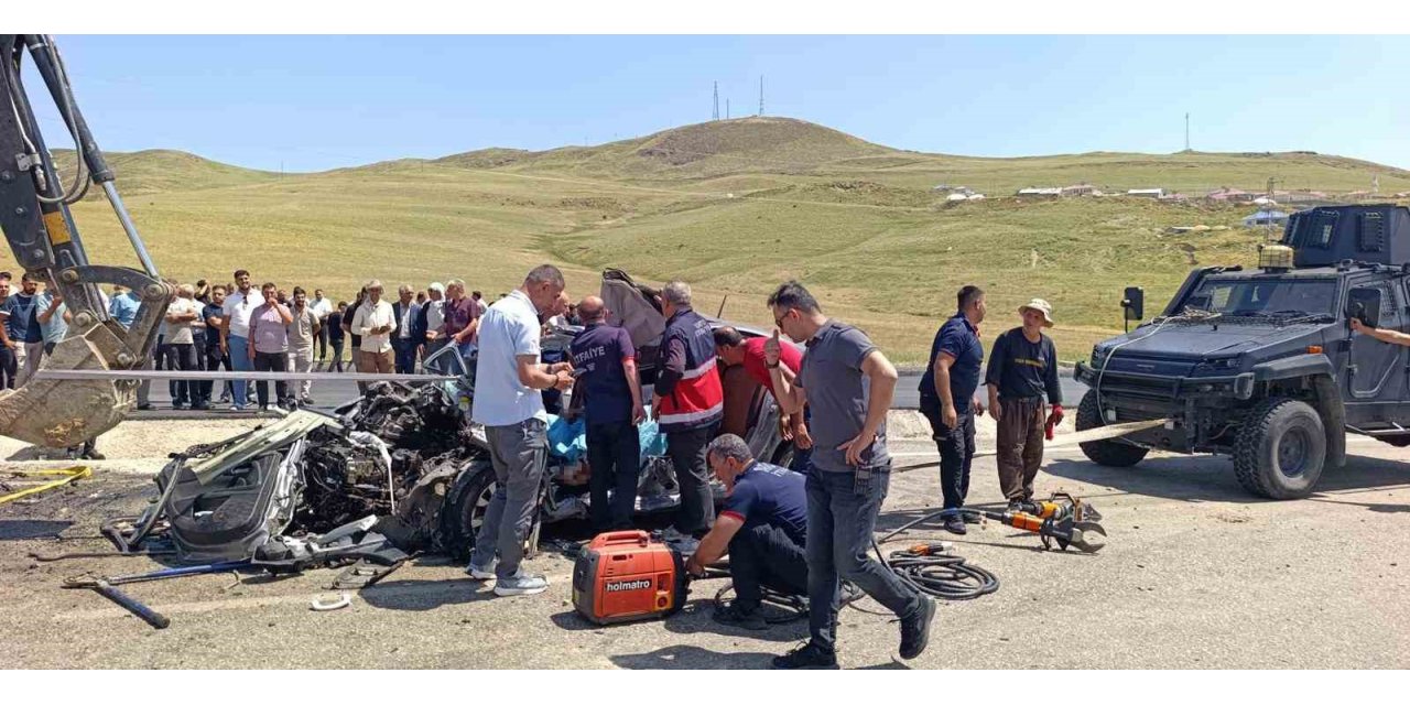 Muş’ta kamyonla otomobil çarpıştı: 2 ölü, 1 yaralı