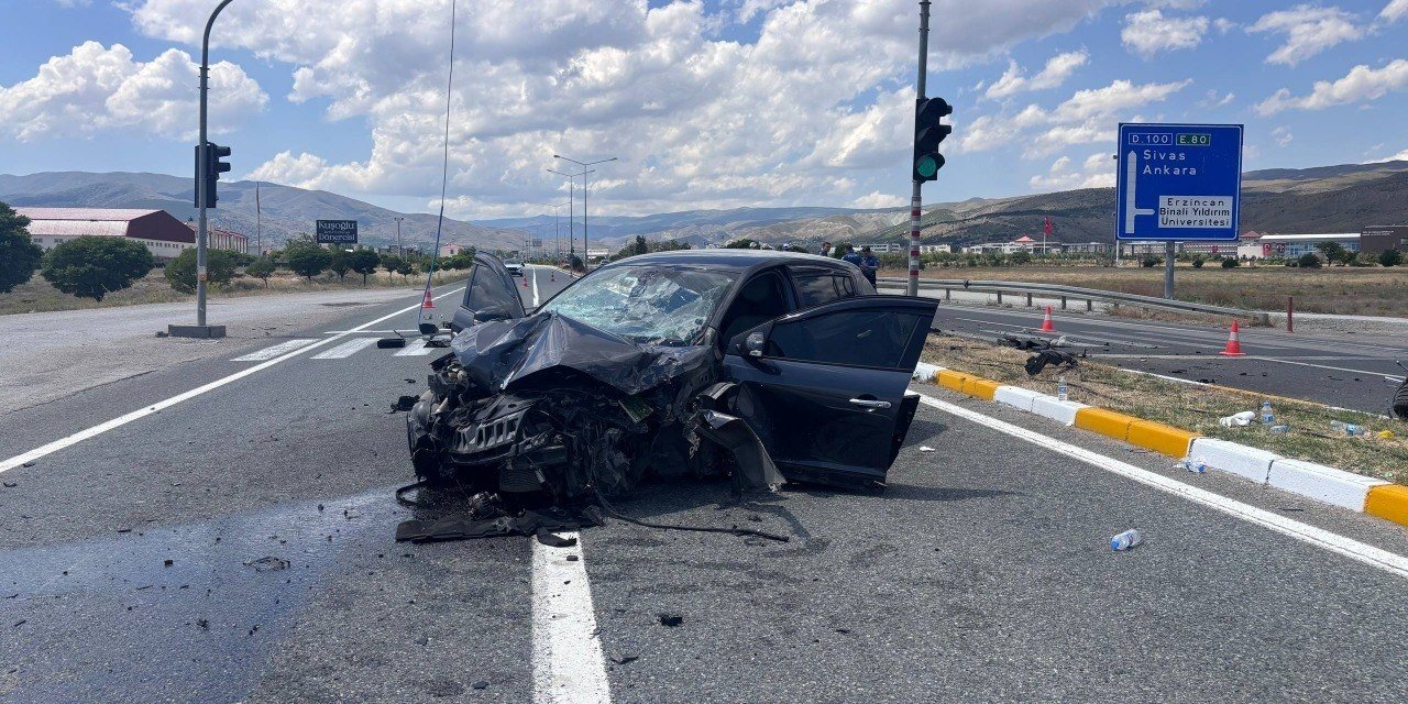 Erzincan’da 5 kişinin yaralandığı trafik kazası kamerada