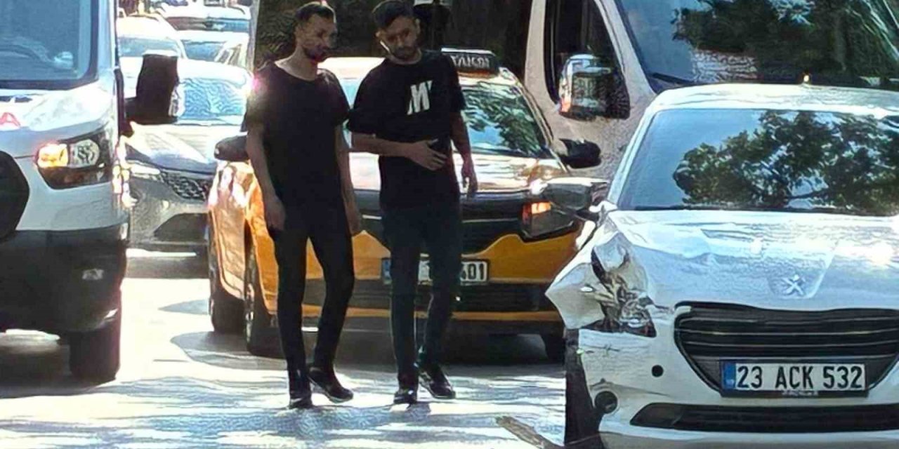 Elazığ’da otomobiller çarpıştı: 2 yaralı