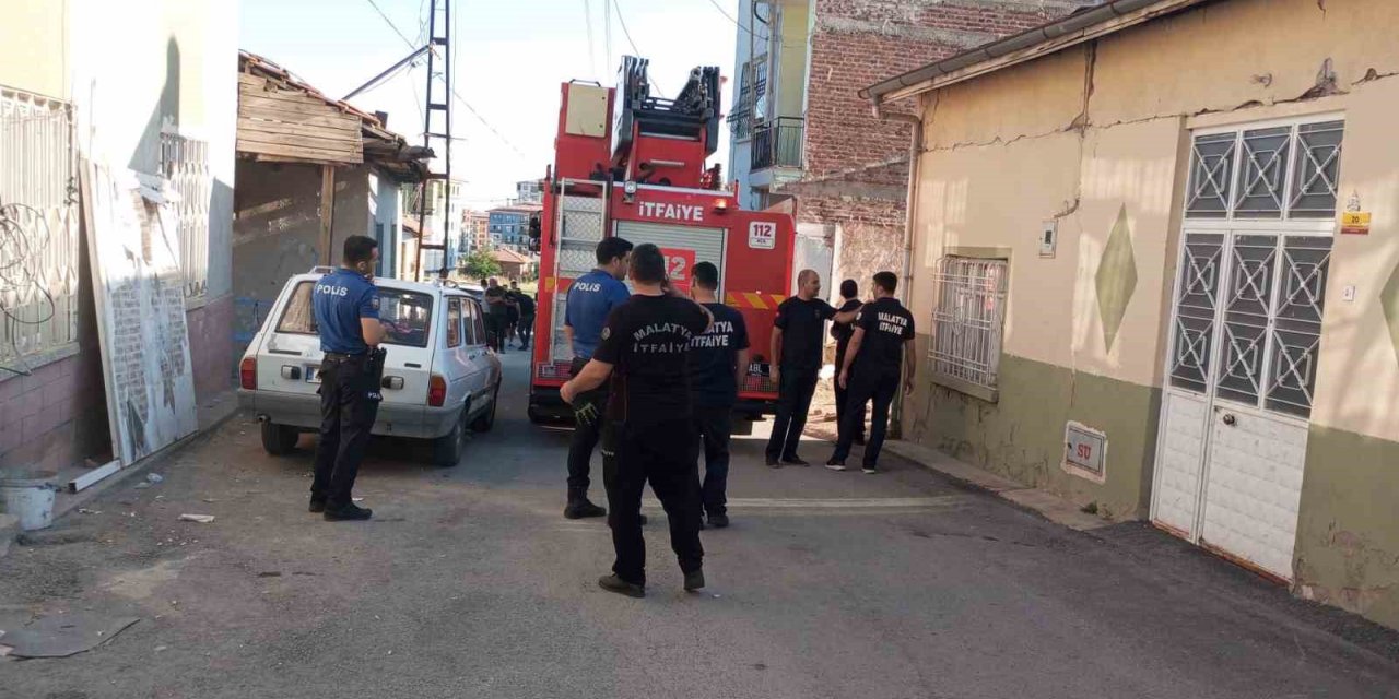 Depremde iki katlı müstakil evde kısmi göçük