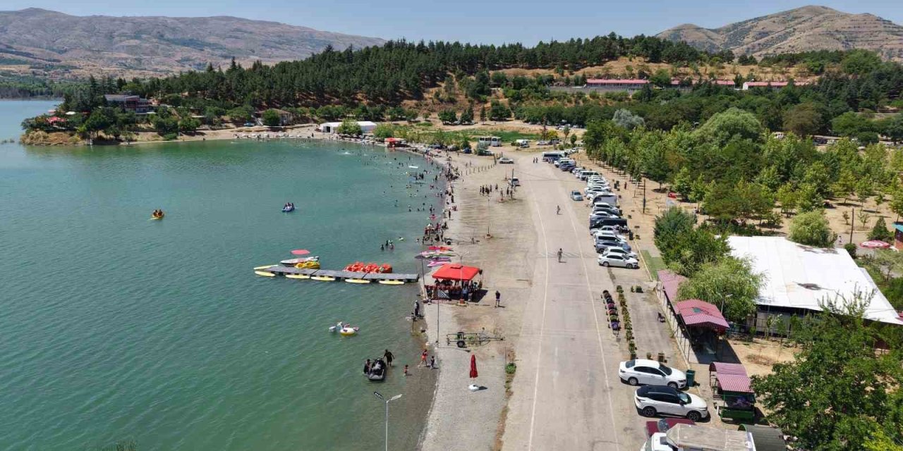 Ege ve Akdeniz sahillerini aratmayan görüntüler: Doğu’nun saklı denizi tatilcilerin akınına uğradı
