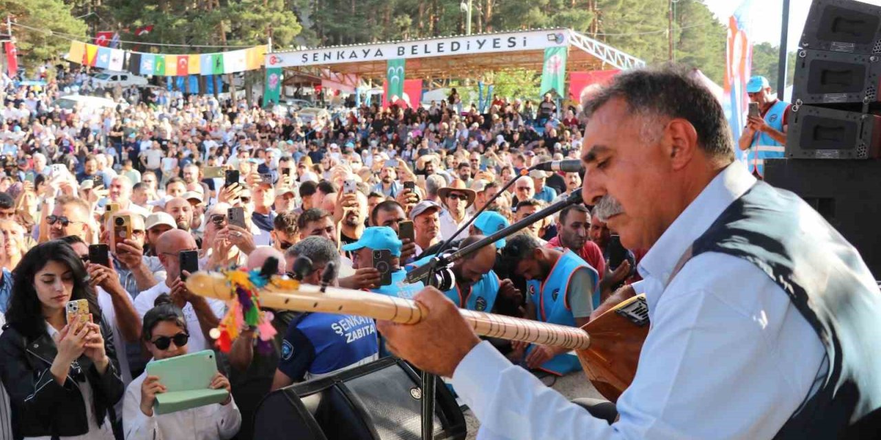 Şenkaya’da Bal Festivali’nde rekor katılım: 20 bin kişi Şirankes’te buluştu