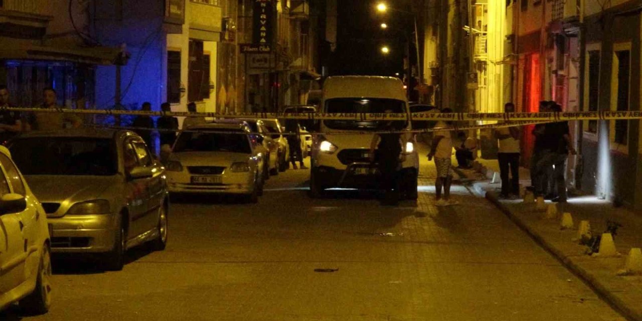 Ağır hasarlı binanın çatısından düşen kişi hayatını kaybetti