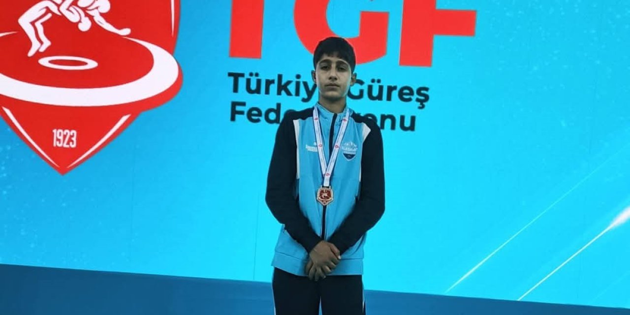 Eleşkirtli Berat Çelik minderde Türkiye şampiyonu oldu