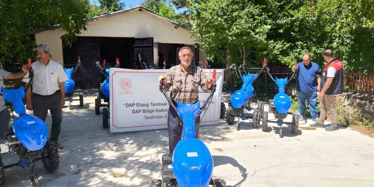 Elazığ’da çiftçilere çapa makinesi dağıtıldı