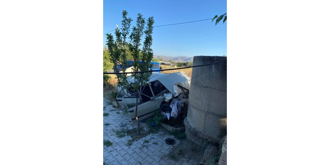 Önce çöp konteynerine ardından duvara çarptı: Otomobil hurdaya döndü, sürücü yaralandı