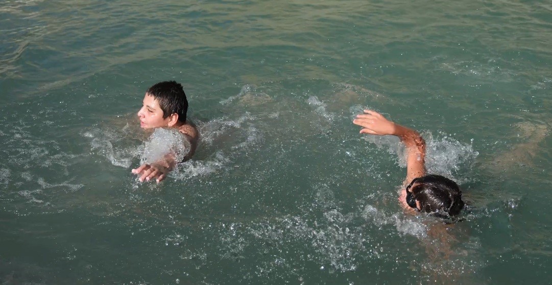 Erzincan’da çocuklar dere üzerinde oluşturdukları doğal havuzda serinliyor