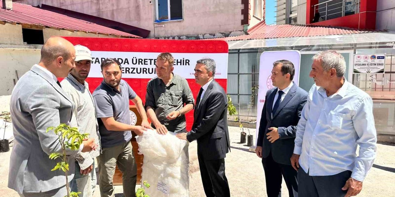 Pazaryolu’nda üreticilere bin meyve fidanı ve 11 sera naylonu desteği