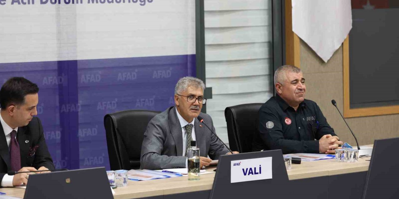 Vali Çelik: "Ruhsatsız ve ruhsata aykırı hiçbir yapıya müsaade etmemeliyiz"
