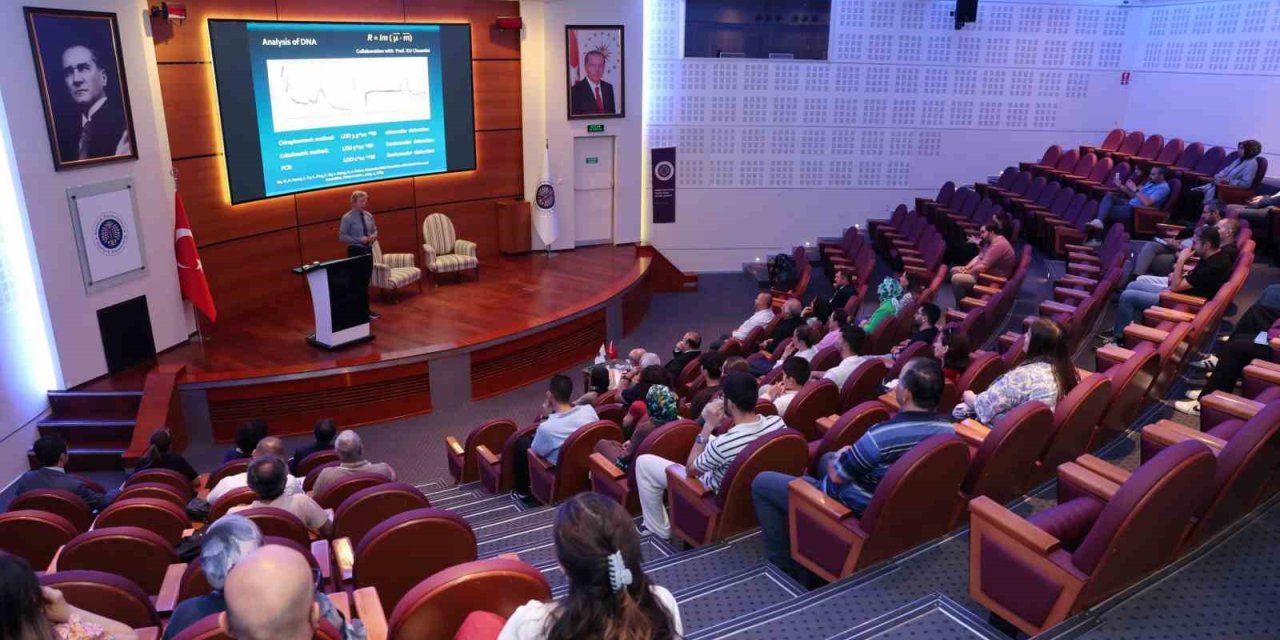 Prof. Nicholas A. Kotov Atatürk Üniversitesinde konferans düzenledi