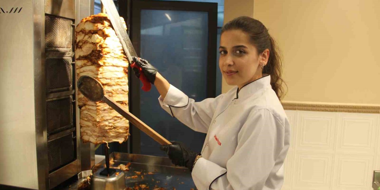 Dış ticaret okudu ama dönerdeki ustalığı göz dolduruyor