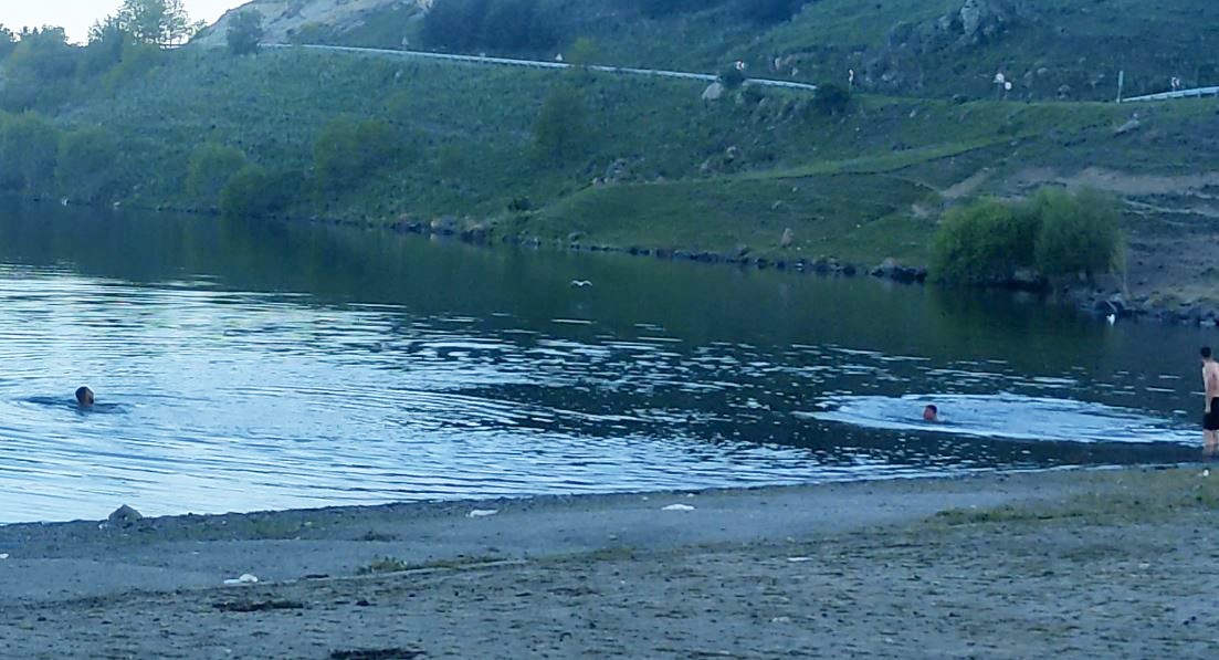 Sıcaktan bunalan gençler Çıldır Gölü’nde serinliyor