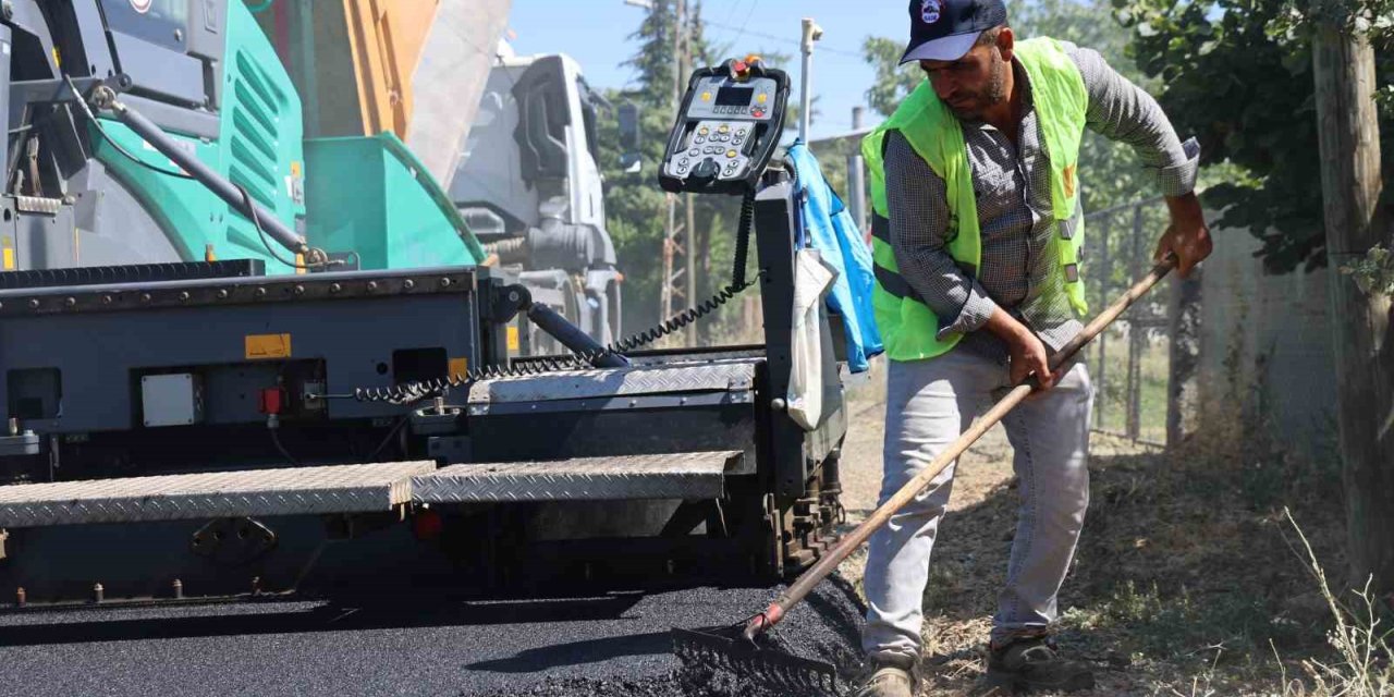 Asfalt işçilerinin kavurucu sıcakta mesaisi sürüyor