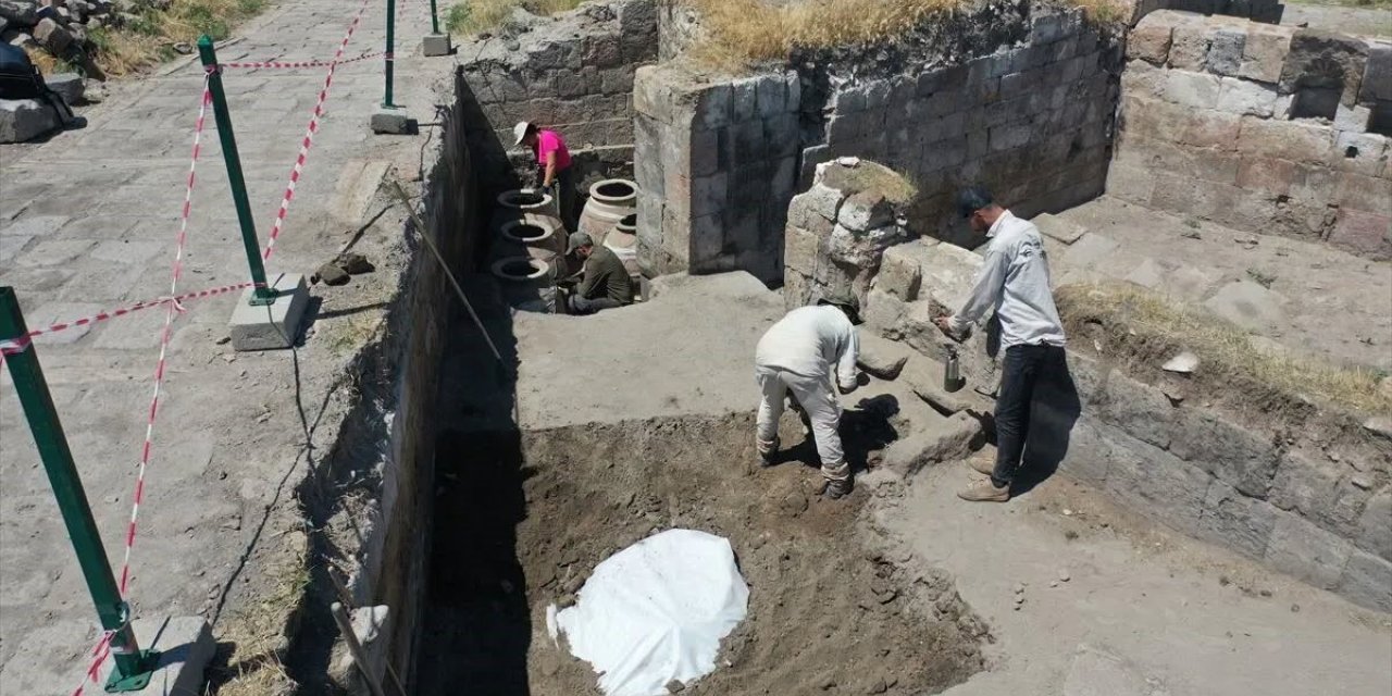 Ani Örenyeri’nde 900 yıllık erzak deposu gün yüzüne çıkarıldı