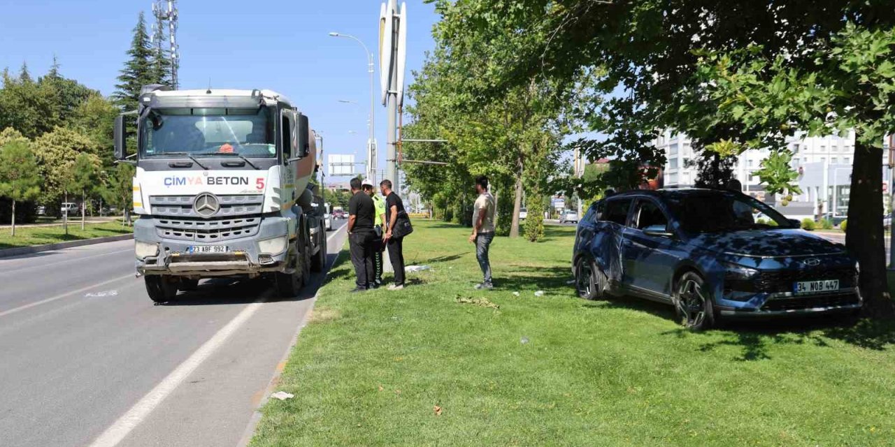 Elazığ’da otomobil ile beton mikseri çarpıştı: 5 yaralı