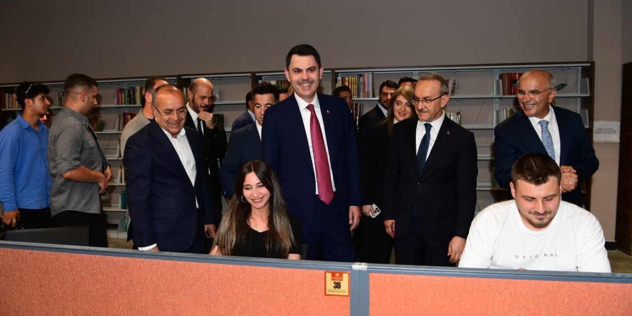 Bakan Murat Kurum, şehir kütüphanesini gezdi