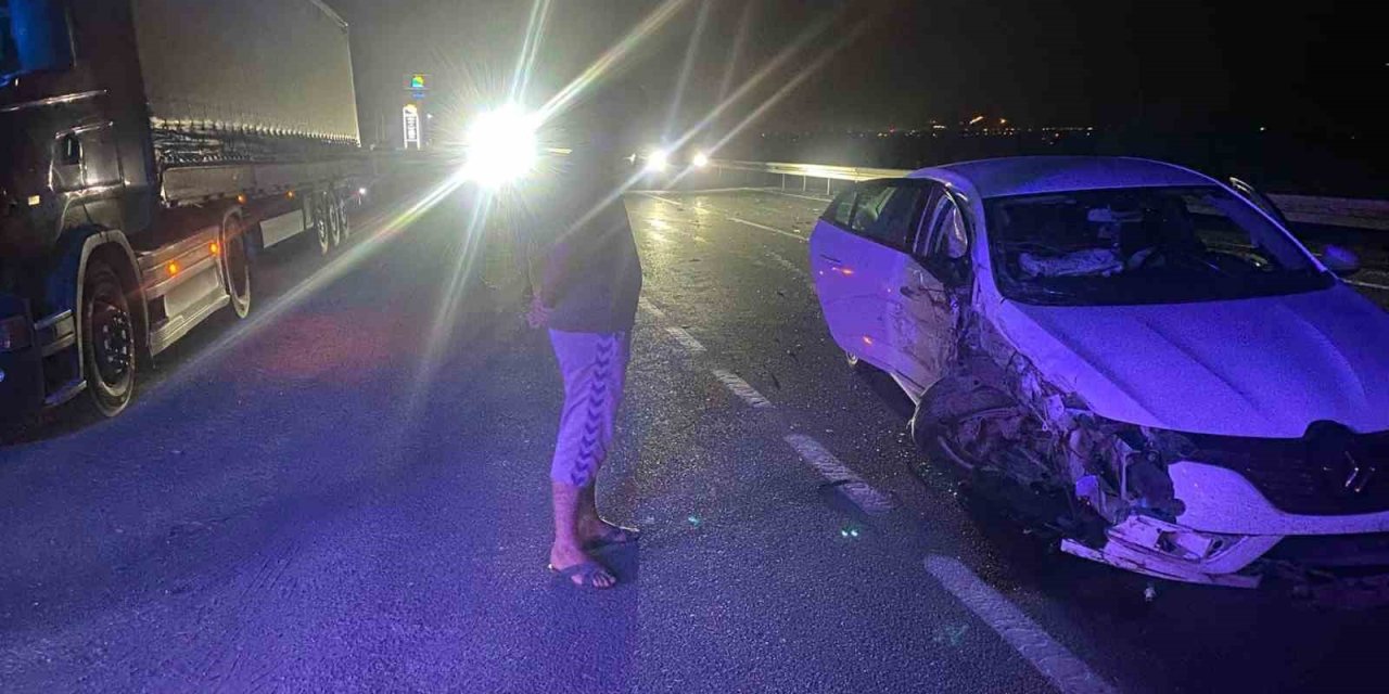 Erzincan’da tır ile otomobilin çarpıştığı kaza güvenlik kamerasına yansıdı