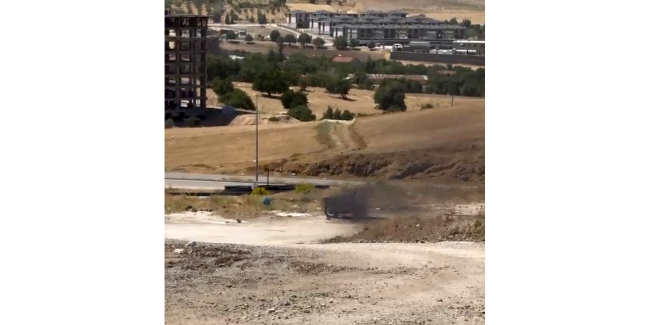 Elazığ’da boş alandaki motosiklet alev alev yandı