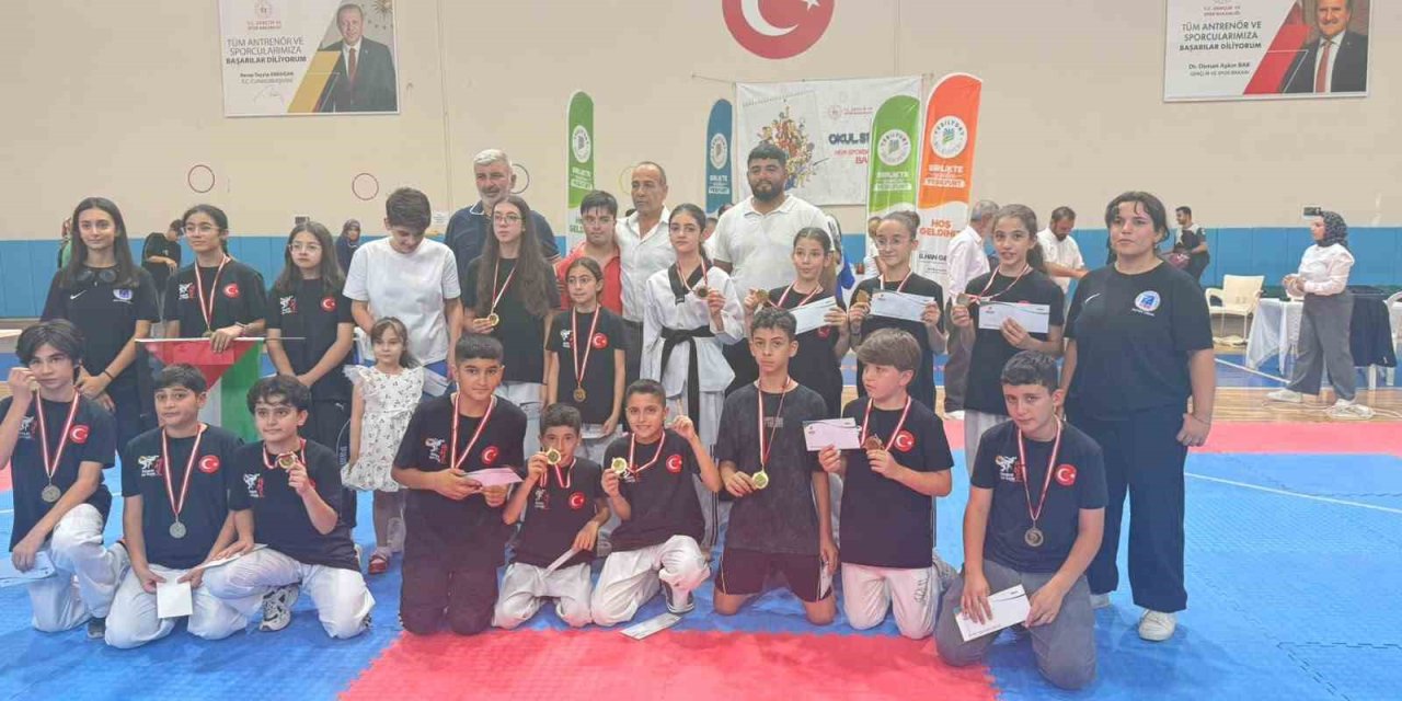 Minik tekvandocular şampiyonayı 18 madalyayla tamamladı