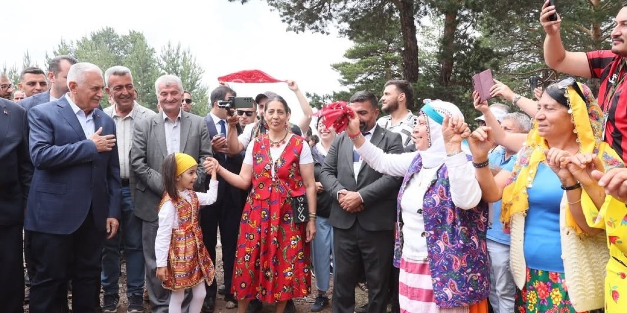 Binali Yıldırım Refahiye’deki Orçul Festivali’nde vatandaşlarla buluştu