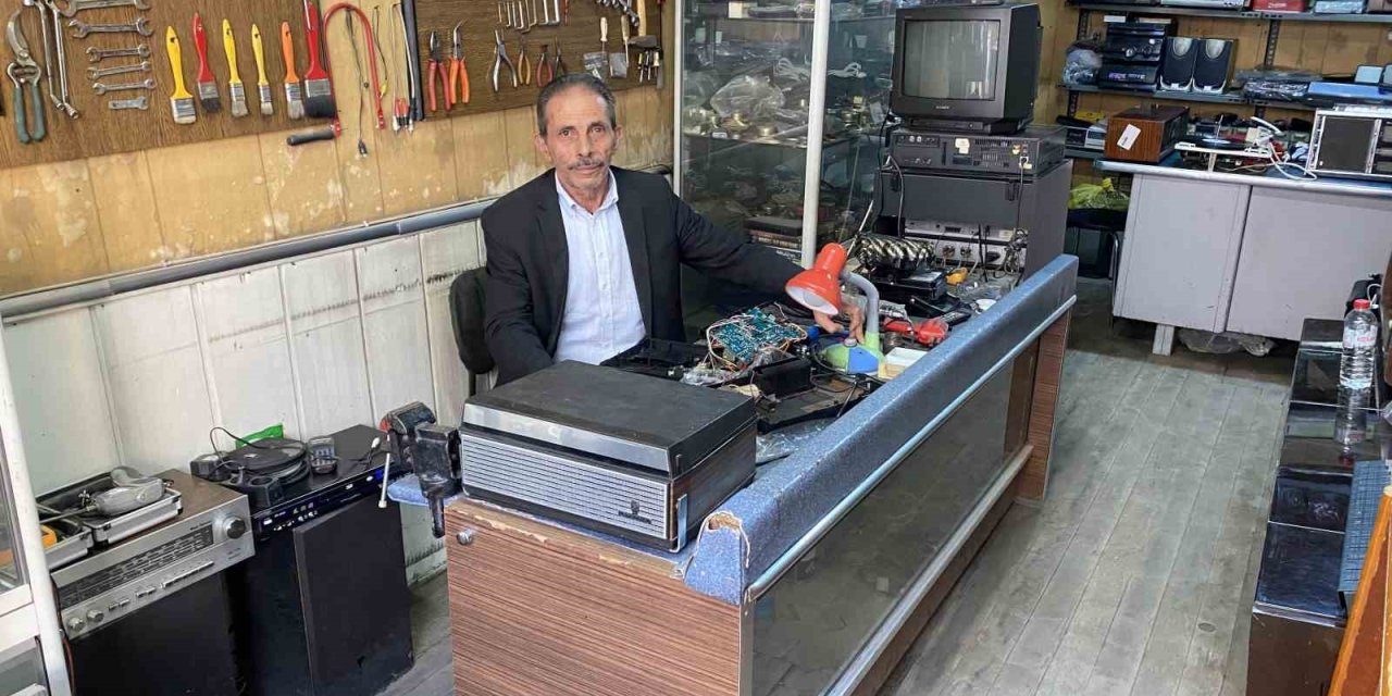 80’ler Sokağı’nın zamana direnen son ustası: Yarım asırdır geçmişin sesini onarıyor