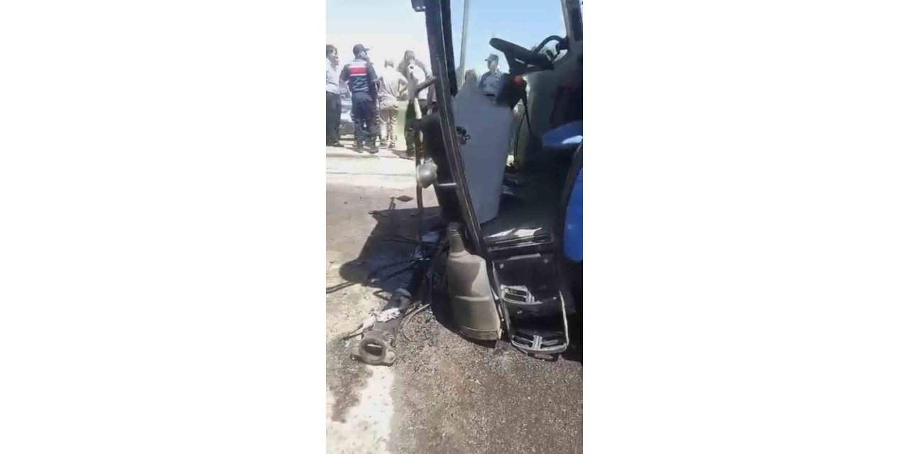 Muş’ta yolcu treninin çarptığı traktör ikiye ayrıldı