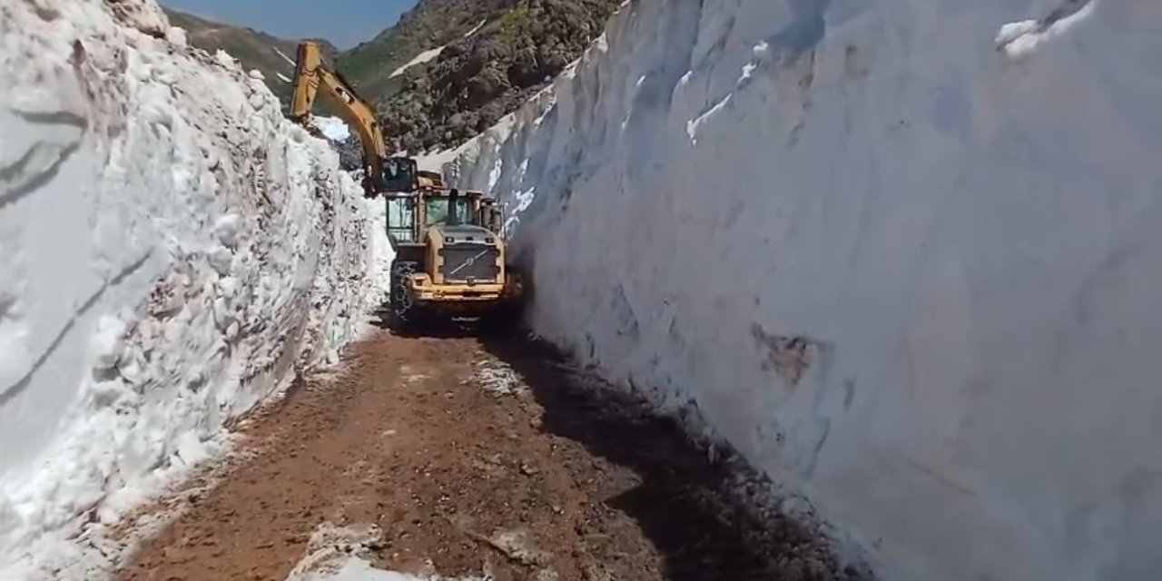 Yüksekova’da temmuz ayında kar tünelleri: 2 aylık çalışmada sona gelindi