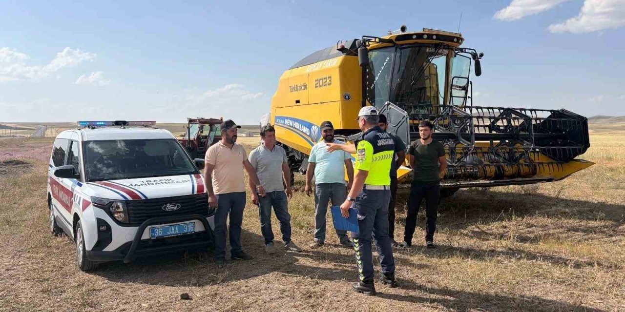 Kars’ta biçerdöver ve traktör sürücülerine kapsamlı trafik eğitimi verildi