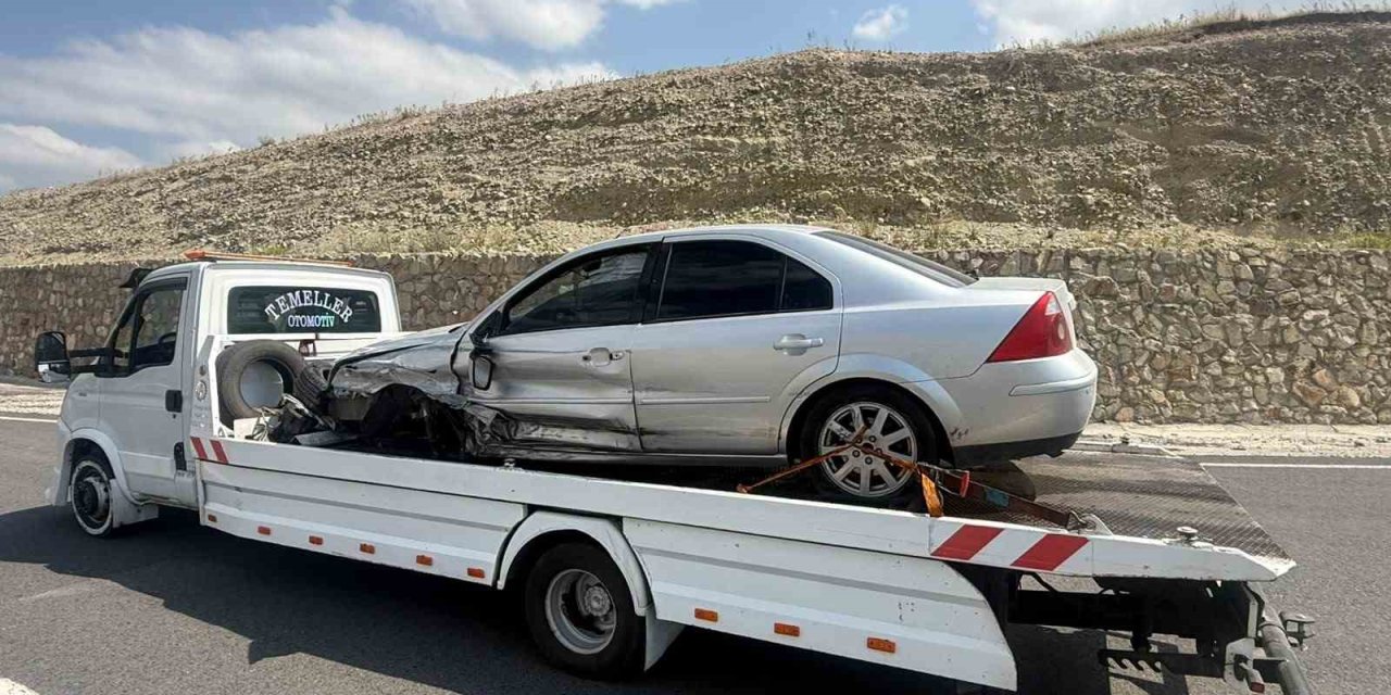 Sarıkamış’ta refüje çarpan otomobilin sürücüsü yaralandı