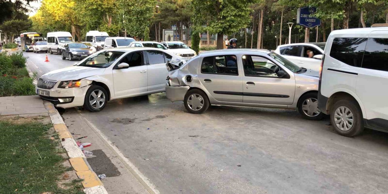 Elazığ’da zincirleme trafik kazası: 3 yaralı