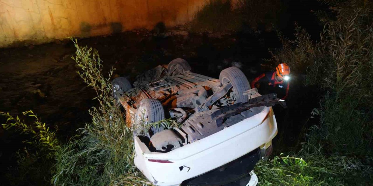 Köprüden uçan otomobilde 2 kişi yaralandı