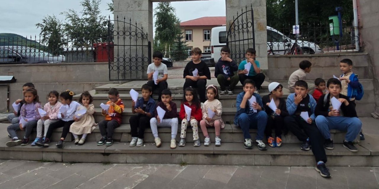 Posof’ta yaz Kur’an Kursu öğrencilerine serinleten ikram