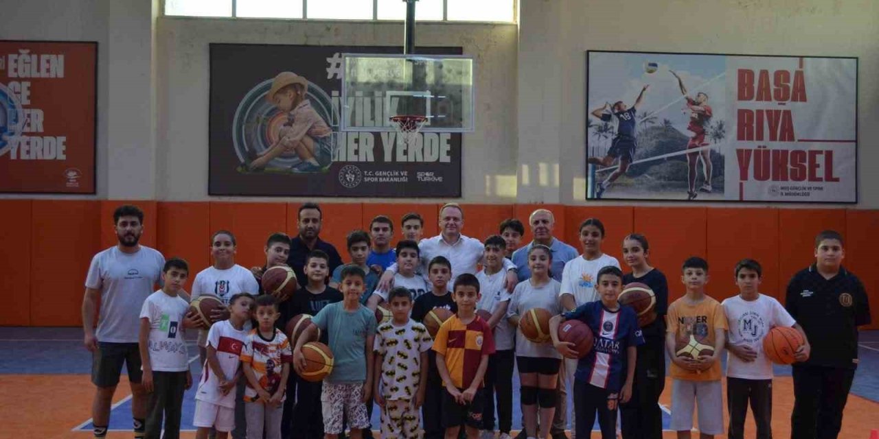 Bulanık’ta yaz spor okulları öğrencilerine Kaymakam Koşansu’ndan moral ziyareti
