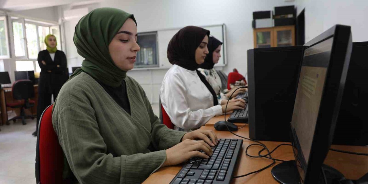 Geleceğin katipleri, klavye kursunda hayallerine hazırlanıyor