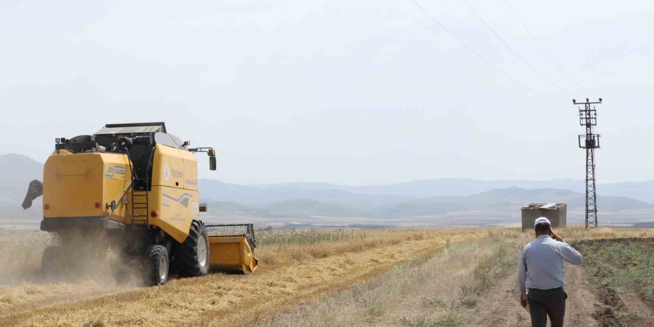 Başkan Sekmen’den üreticiye biçerdöver desteği: "Toprağın dili berekettir"