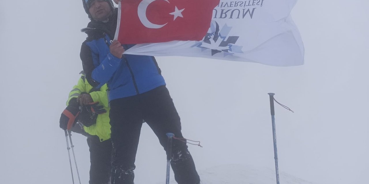 ETÜ  bayrağı zirvede
