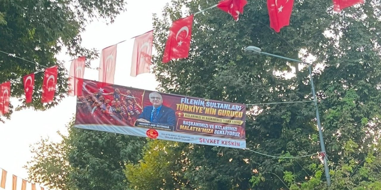 MESOB’dan Filenin Sultanları ve Mehmet Akif Üstündağ’a kutlama pankartı