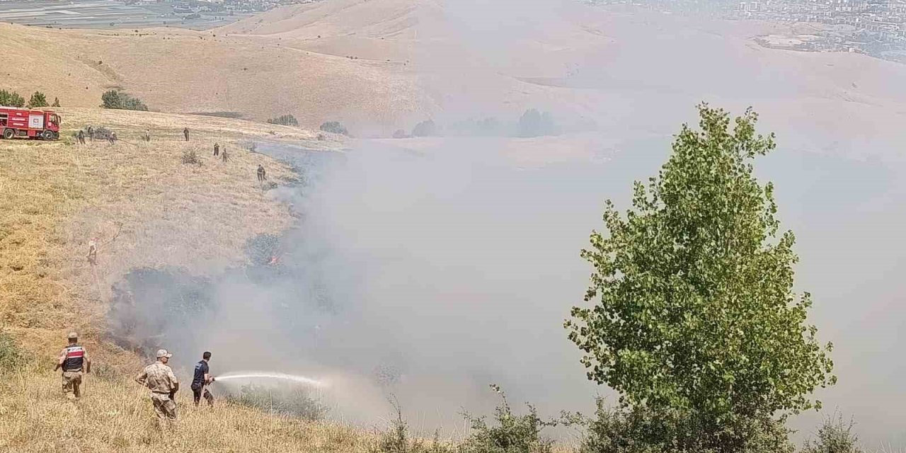 Muş’ta örtü yangını ekiplerin hızlı müdahalesiyle söndürüldü