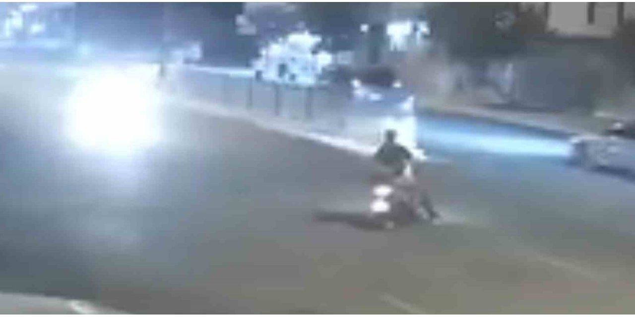 Motosikletteki 2 kişinin ölümden döndüğü kaza kamerada