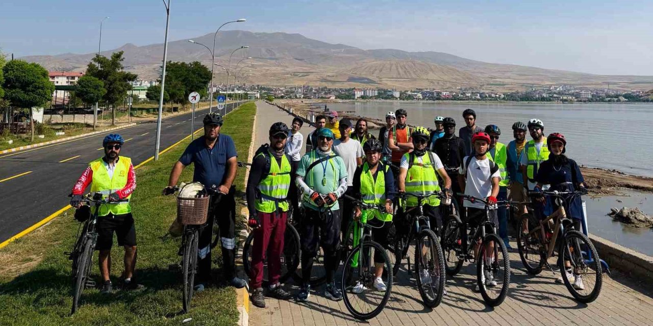 Bitlis’te 30 bisikletli 90 kilometre pedal çevirip Ahlat’ın tarihi mirasını ziyaret etti