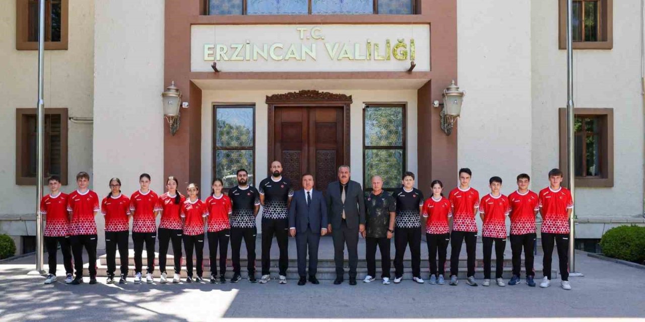 Milli badmintoncular Avrupa Şampiyonası öncesi Erzincan’da kampta